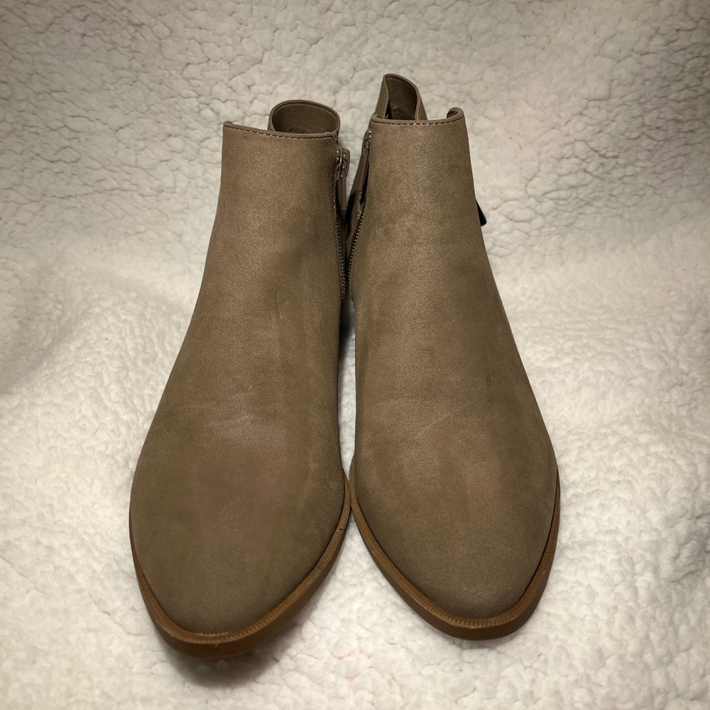 NWOT-Womens Vera Wang Taupe Booties